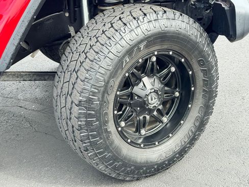 Used 2018 Jeep Wrangler Unlimited Sahara AWD/4WD image 9