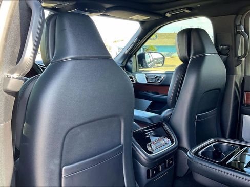 Used 2021 Lincoln Navigator Reserve w/ Luxury Package image 11