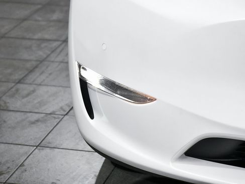 Used 2022 Tesla Model Y Long Range image 70