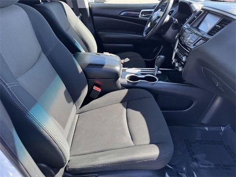 Used 2020 Nissan Pathfinder SV image 6