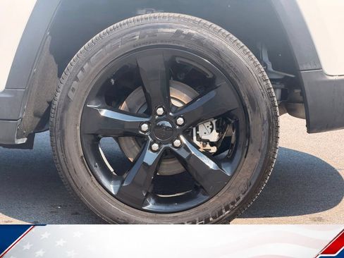 Used 2025 Jeep Grand Cherokee Altitude AWD/4WD image 5