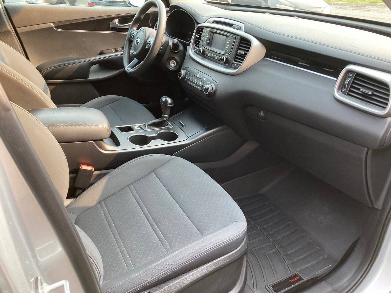 Used 2017 Kia Sorento AWD image 6