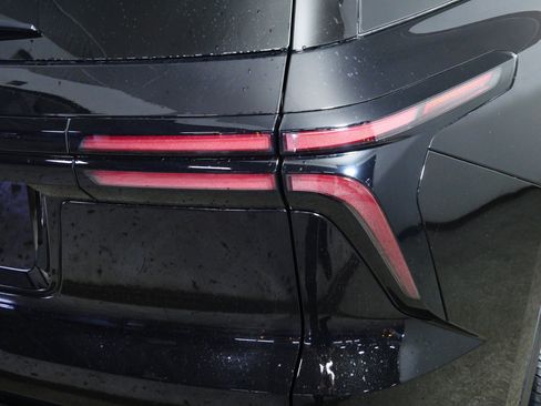 Used 2025 Chevrolet Traverse LT image 17