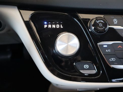 Used 2018 Chrysler Pacifica Touring-L w/ Premium Audio Group FWD image 28