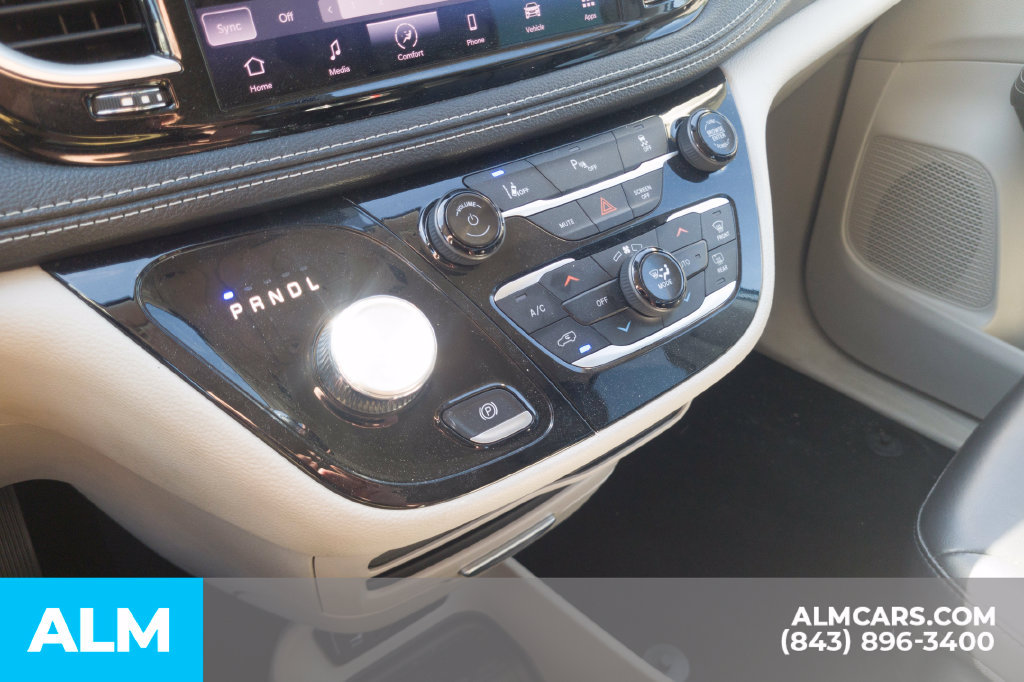Used 2023 Chrysler Pacifica Touring-L FWD image 9