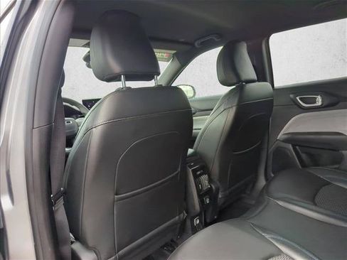 Used 2024 Jeep Compass Latitude AWD/4WD image 17