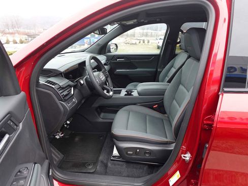 Used 2025 GMC Acadia AT4 w/ Luxury Package image 13