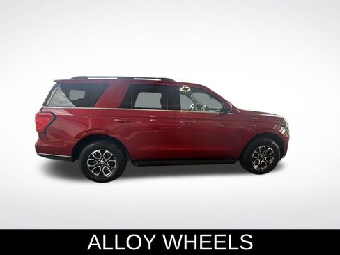 Used 2022 Ford Expedition XLT image 3