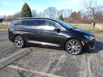 Used 2018 Chrysler Pacifica Limited w/ Tire & Wheel Group