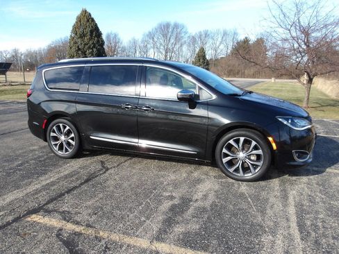 Used 2018 Chrysler Pacifica Limited w/ Tire & Wheel Group image 1