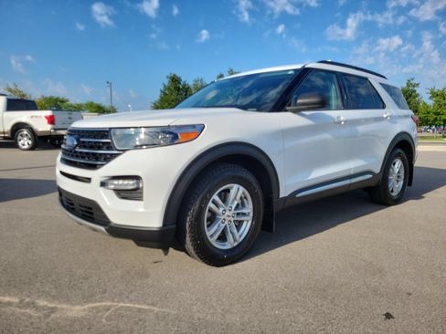 Used 2021 Ford Explorer XLT w/ Equipment Group 202A AWD/4WD image 2
