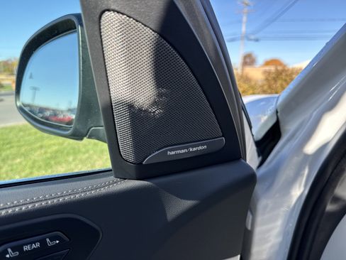 Used 2024 BMW X7 xDrive40i w/ Executive Package image 16