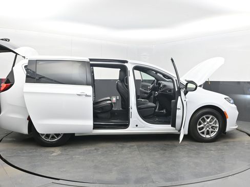 Used 2025 Chrysler Pacifica Select image 41