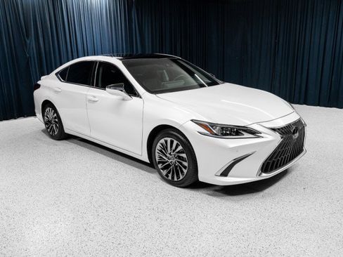 Used 2024 Lexus ES 350 w/ Luxury Package FWD image 3