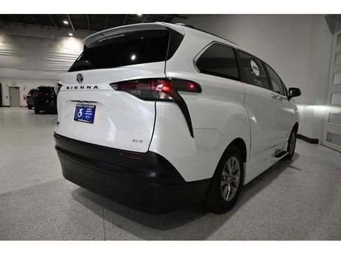 New 2025 Toyota Sienna XLE image 6