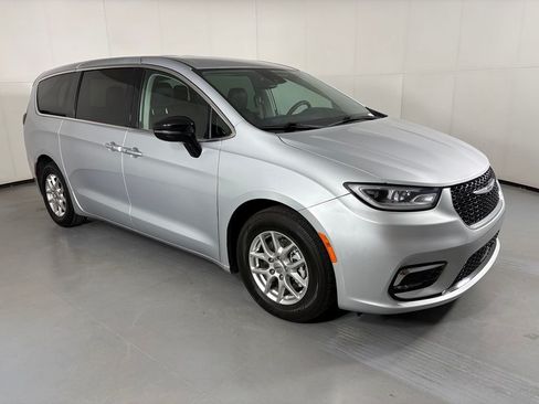 Used 2024 Chrysler Pacifica Touring-L FWD image 2