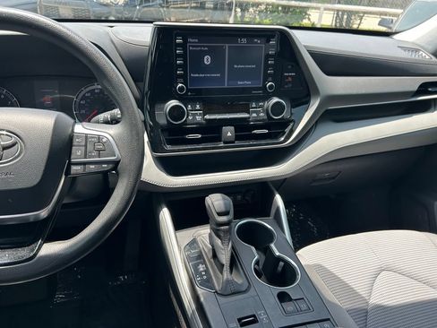 Used 2020 Toyota Highlander L FWD image 17