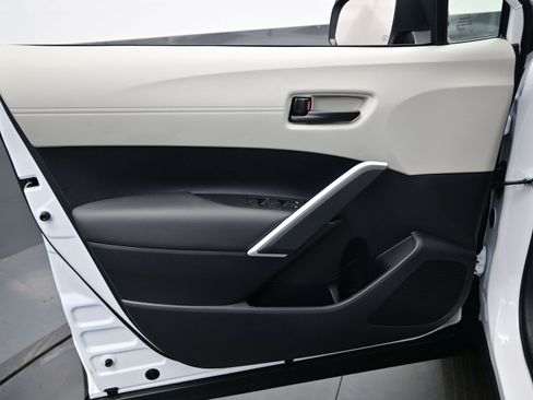 Used 2026 Toyota Corolla Cross L image 9