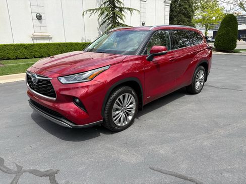 Used 2024 Toyota Highlander Platinum AWD/4WD image 3