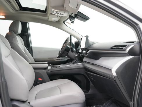 Used 2026 Toyota Sienna XLE FWD image 13