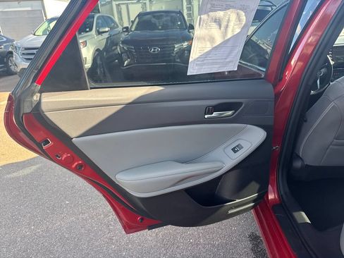 Used 2021 Toyota Avalon XLE w/ Moonroof Package FWD image 22