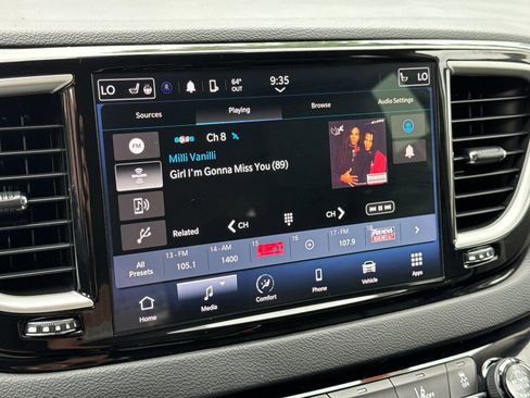 Used 2023 Chrysler Pacifica Touring-L image 15