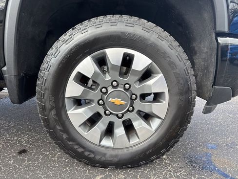 Used 2024 Chevrolet Silverado 2500 Custom w/ Custom Convenience Package AWD/4WD image 9