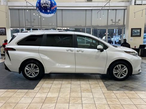 Used 2025 Toyota Sienna Limited image 2