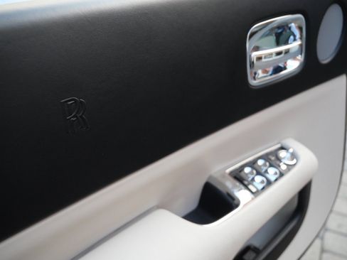 Used 2017 Rolls-Royce Wraith image 28
