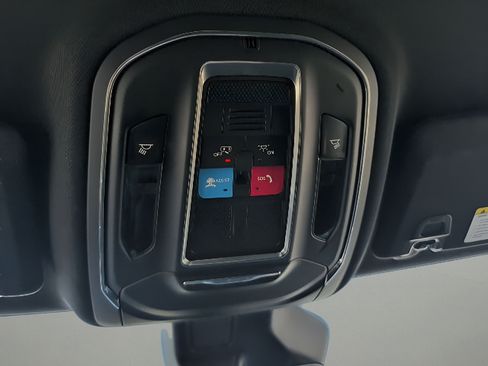 Used 2025 Jeep Grand Cherokee Laredo RWD image 15