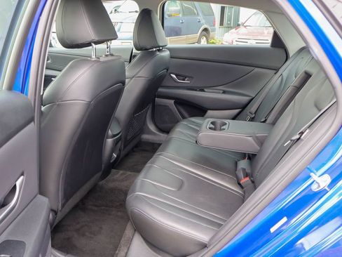 Used 2025 Hyundai Elantra Limited FWD image 9
