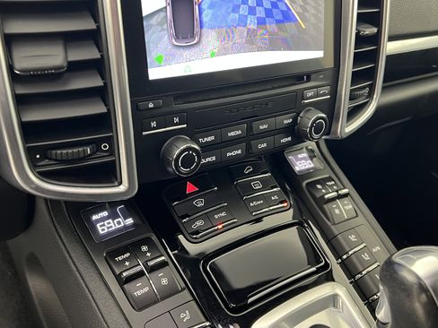 Used 2017 Porsche Cayenne Platinum Edition image 31