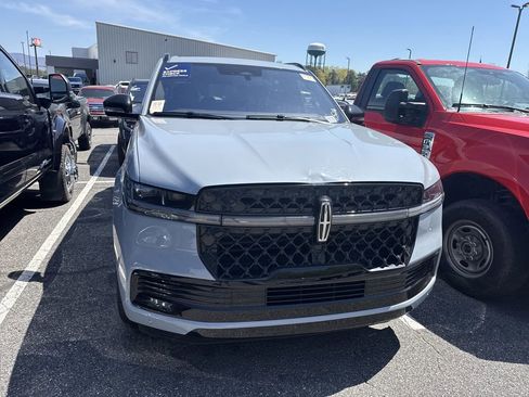 Used 2025 Lincoln Navigator Reserve w/ Jet Appearance Package image 3