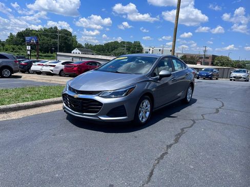 Used 2019 Chevrolet Cruze LT w/ Convenience Package FWD image 3