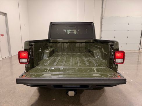 Used 2023 Jeep Gladiator Sport AWD/4WD image 9