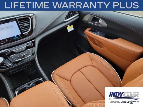 New 2026 Chrysler Pacifica Pinnacle w/ Trailer Tow Group AWD/4WD image 17