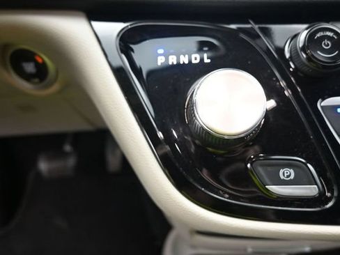 Used 2024 Chrysler Pacifica Touring-L FWD image 23