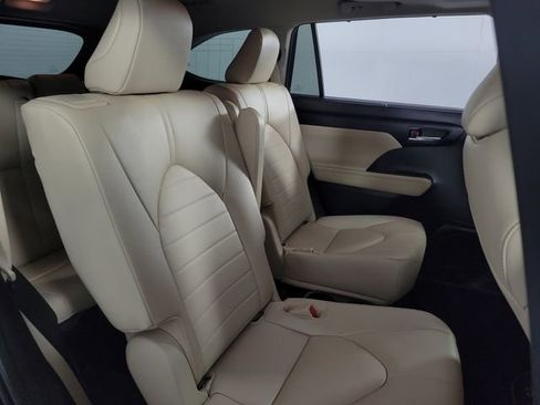 Used 2023 Toyota Highlander XLE image 17