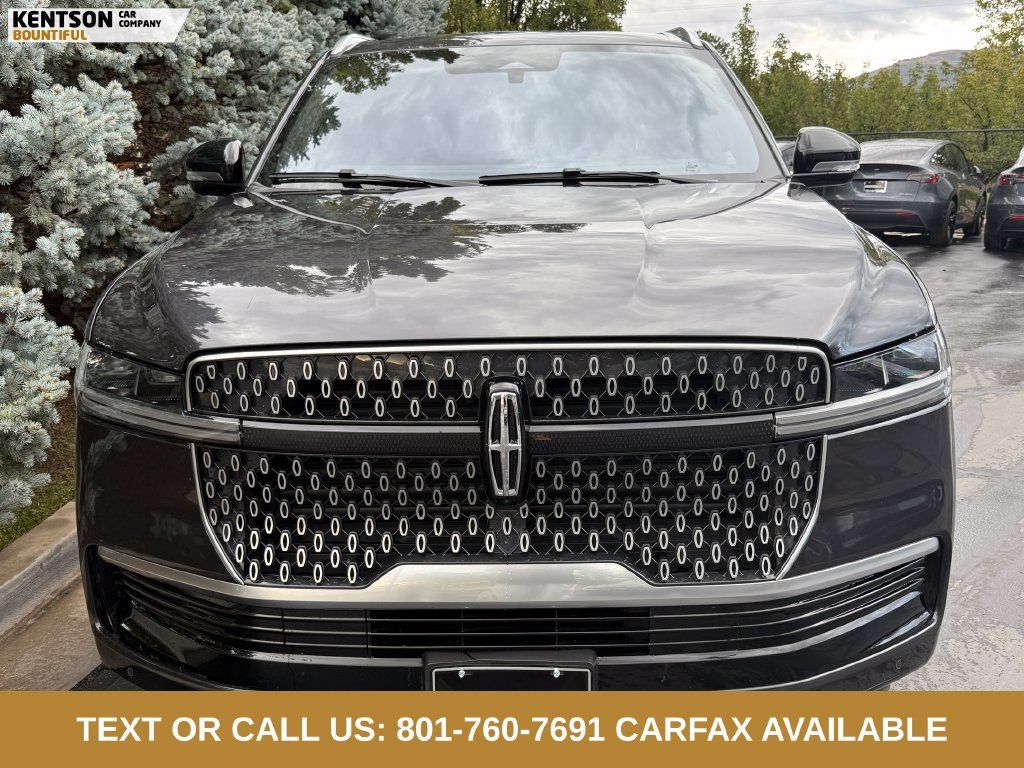 Used 2025 Lincoln Navigator Reserve AWD/4WD image 2