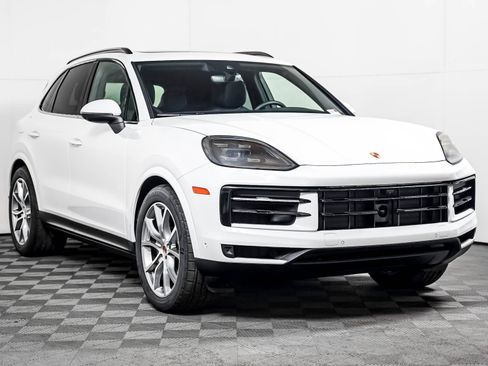 Certified 2025 Porsche Cayenne AWD/4WD image 8