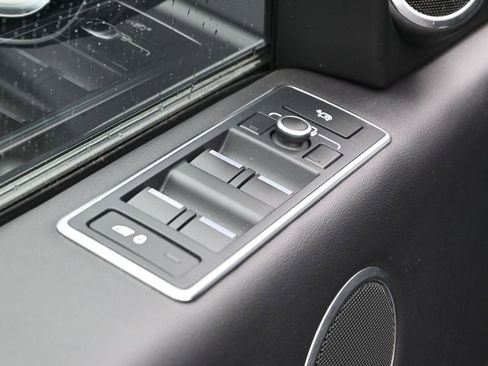 Used 2016 Land Rover Range Rover HSE image 9