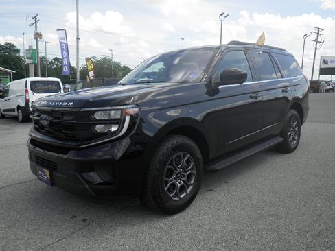 Certified 2025 Ford Expedition Active AWD/4WD image 3
