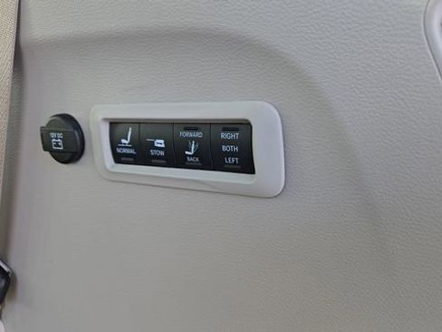 Certified 2021 Chrysler Pacifica Limited image 33