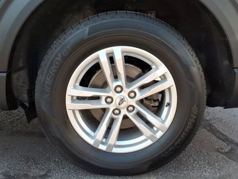 Used 2023 Ford Explorer XLT AWD/4WD image 6