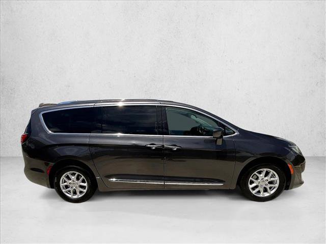 Used 2020 Chrysler Pacifica Touring-L FWD image 3