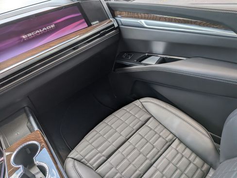 Certified 2026 Cadillac Escalade ESV Platinum Sport AWD/4WD image 16