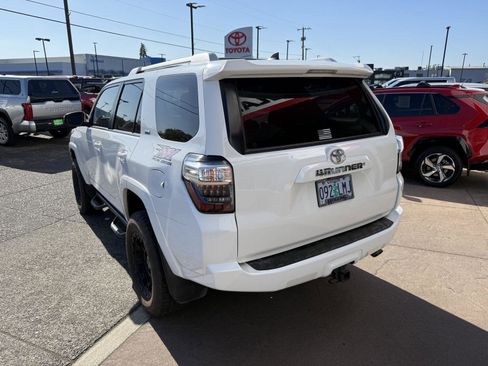 Used 2017 Toyota 4Runner SR5 AWD/4WD image 4