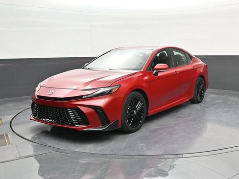Used 2025 Toyota Camry SE FWD image 4