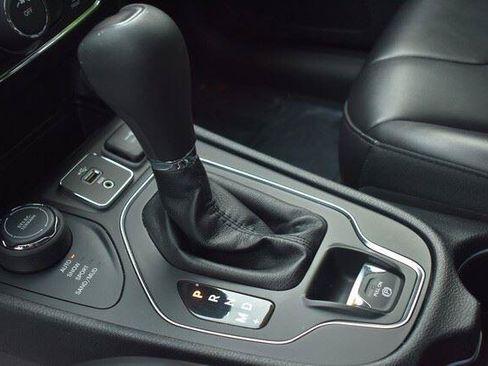 Used 2019 Jeep Cherokee Latitude Plus AWD/4WD image 27