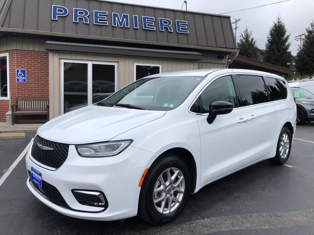 Used 2024 Chrysler Pacifica Touring-L FWD image 10